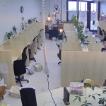 自立型個別指導塾 ASUCOM 本部校は、2台の監視カメラで時折チェックするのみ。