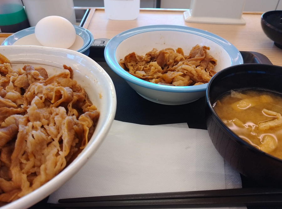 今日のランチは、久々の松屋☆彡お味噌汁は、美味しいですね！